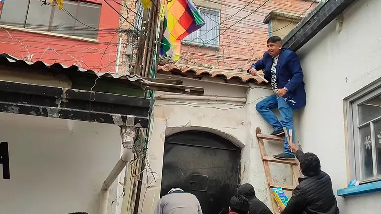 El diputado Rolando Cuellar fue captado lanzando petardos contra los militantes evistas. Captura
