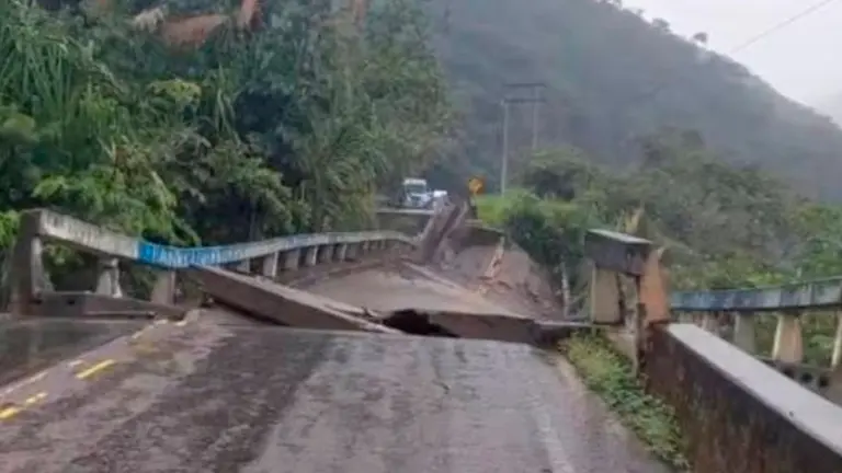 Puente colapsado dej&oacute; cientos de veh&iacute;culos varados. TOMADA DE ERBOL