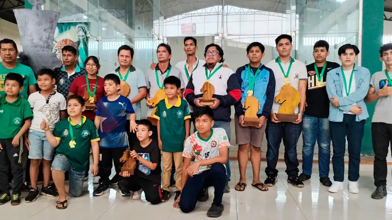 Algunos de los ganadores del torneo. FBA