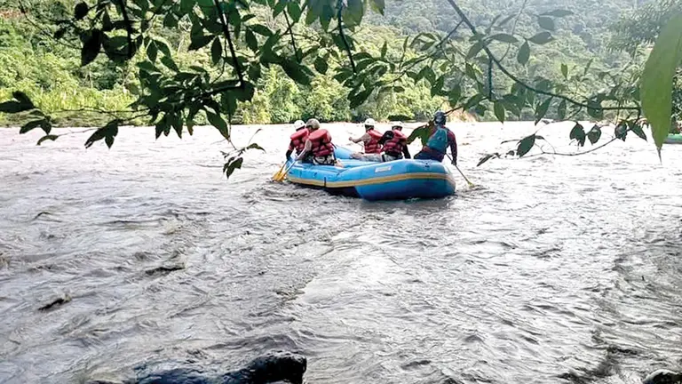 B&uacute;squeda de la familia que cay&oacute; al r&iacute;o Esp&iacute;ritu Santo, en el Tr&oacute;pico./ MINISTERIO DE DEFENSA