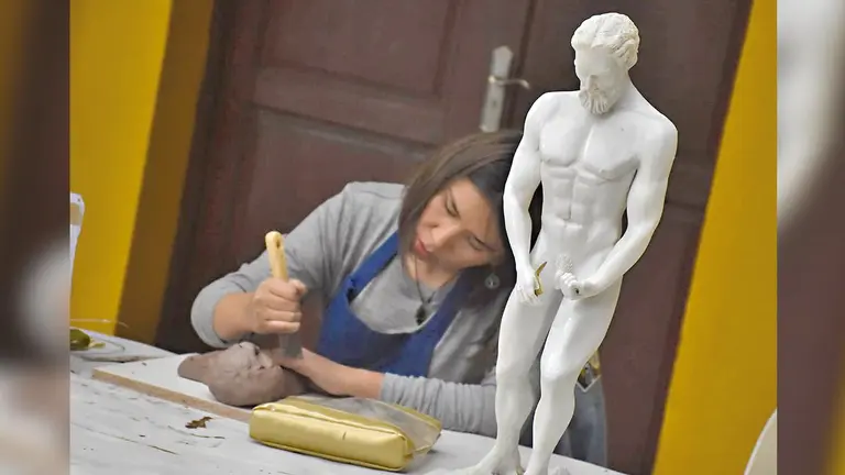 Artista y obra de la muestra &lsquo;Esculturas que expresan Esencia y Visi&oacute;n Boliviana&rsquo;./ DICO SOL&Iacute;S