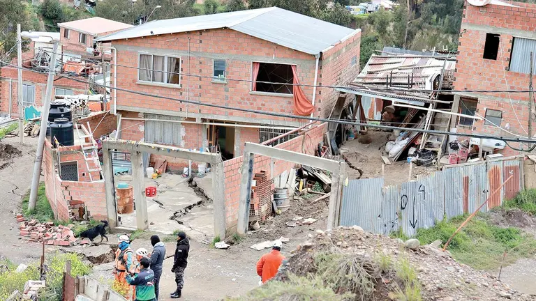 Im&aacute;genes de las consecuencias que dej&oacute; el talud en Codavisa, La Paz./ APG