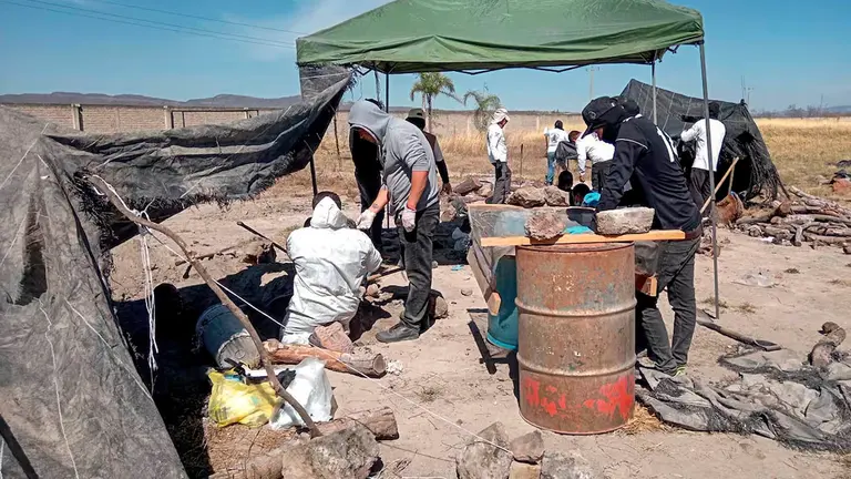 Peritos y miembros del colectivo 'Guerreros Buscadores de Jalisco' durante el hallazgo de un crematorio clandestino en Teuchitl&aacute;n, Jalisco.
Guerreros Buscadores de Jalisco