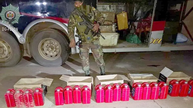 FELCN secuestra 21 kilos con 50 gramos de marihuana que estaban ocultos dentro de 20 bidones que conten&iacute;an aceite de motor./ ABI