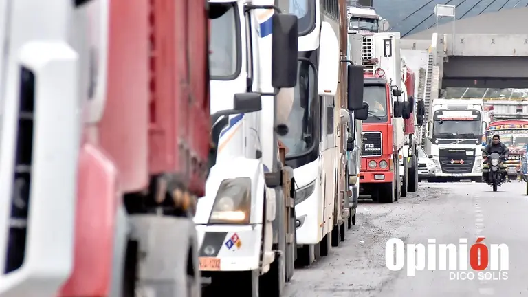Veh&iacute;culos en fila, aguardando para cargar combustible./ DICO SOL&Iacute;S