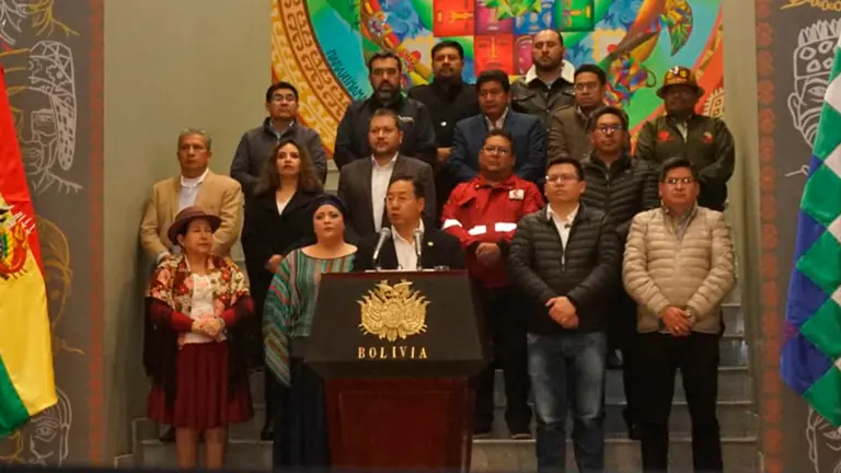 Conferencia de prensa del presidente y sus ministros. APG