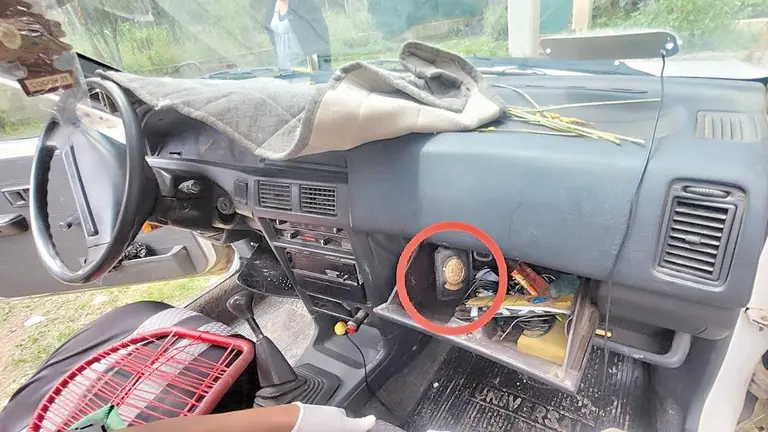 La placa que usaban los delincuentes fue encontrada en el taxi secuestrado./ CORTES&Iacute;A