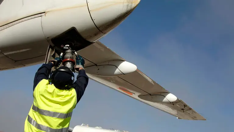 Foto referencial sobre la carga de combustible de avi&oacute;n. TOMADA DE ZOLLO R&Iacute;OS