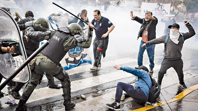 Altercados en marcha de jubilados./ LA NACI&Oacute;N