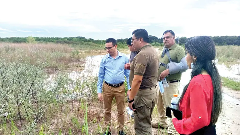 Encuentran los cuerpos de las v&iacute;ctimas a orillas del r&iacute;o Pira&iacute;, en Santa Cruz./ FISCAL&Iacute;A