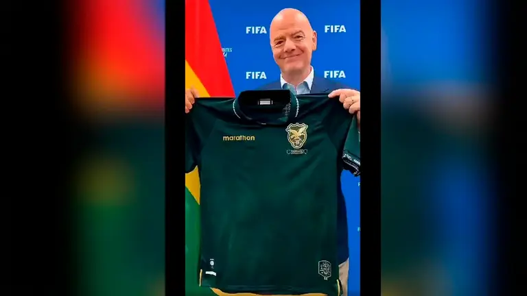 El presidente de la FIFa muestra la camiseta. CAPTURA DE VIDEO