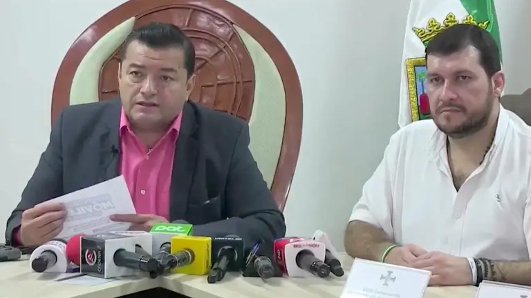 El burgomaestre cruceño, Jhonny Fernández, junto a cívicos./ ERBOL