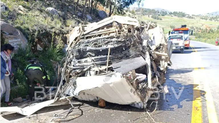 Uno de los veh&iacute;culos involucrados en el accidente de tr&aacute;nsito en San Isidro, Sacaba./ BTV