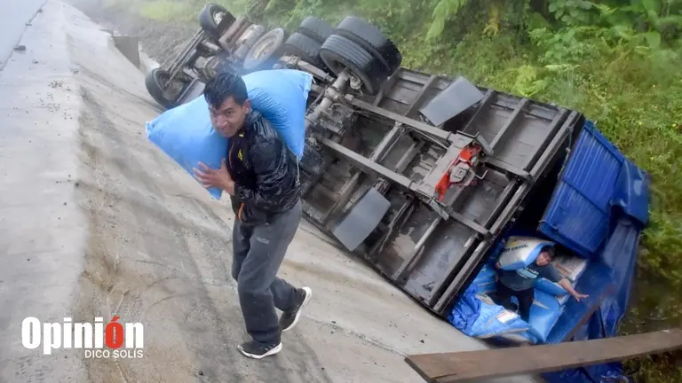 Camión que transportaba arroz volcó en vía al Sillar./ DICO SOLÍS