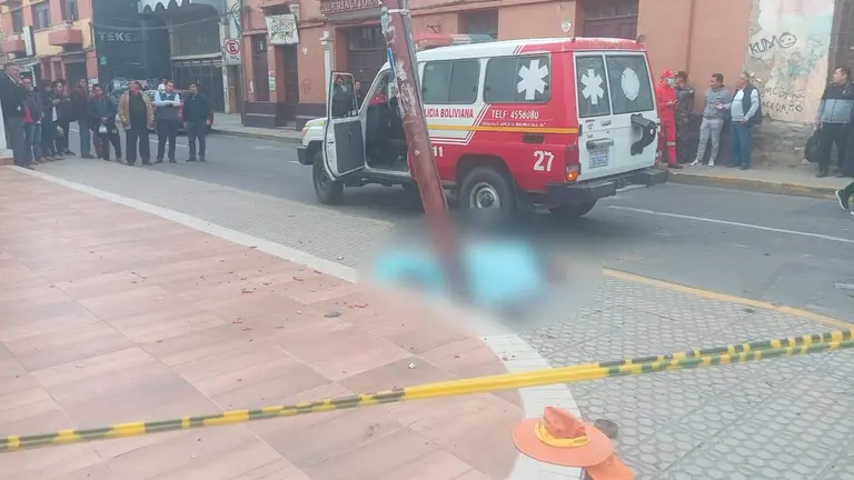 La funcionaria termin&oacute; sin vida al lado de un poste tras el accidente.