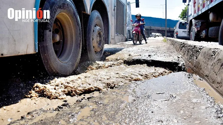 Deterioro de una capa asf&aacute;ltica en una c&eacute;ntrica calle./ NO&Eacute; PORTUGAL