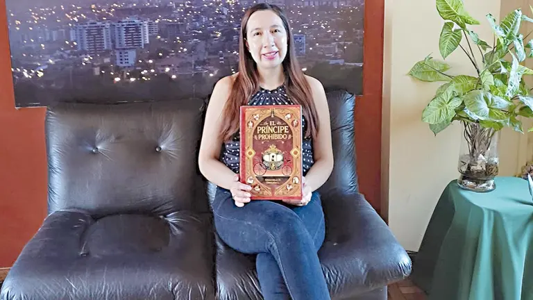 La escritora Graciela Ortu&ntilde;o (izq.) junto a la portada de su obra (der.)./ CORTES&Iacute;A