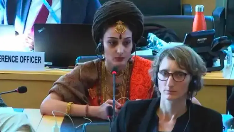 La representante del presunto estado ficticio de Kailasa en una reuni&oacute;n de la ONU. RRSS