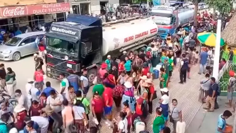 Los pobladores retuvieron dos cisternas. RRSS