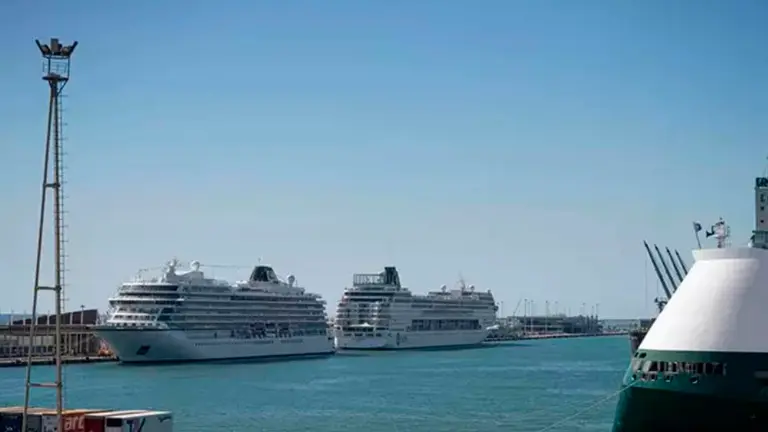 Imagen de archivo de varios barcos en el puerto de Barcelona. Foto: Europa Press