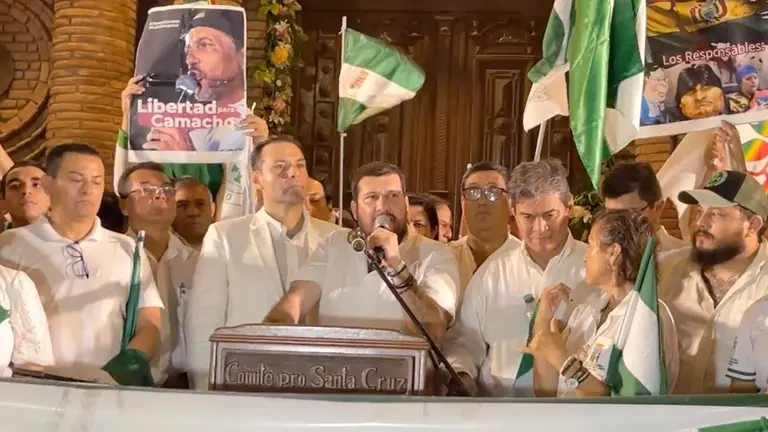 C&iacute;vicos reunidos en una concentración tras la marcha./ COMITE PRO SANTA CRUZ