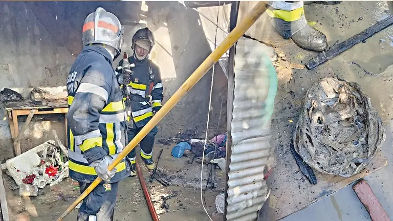 Bomberos sofoca el incendio./ CORTES&Iacute;A