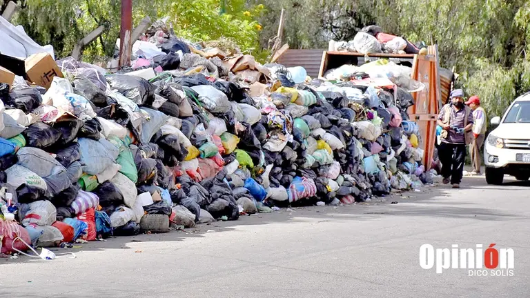 Basura acumulada fuera de los contenedores de la avenida Humboldt/ DICO SOL&Iacute;S