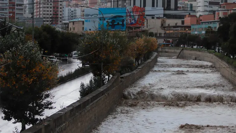 Algunas zonas de La Paz se vieron afectadas por una lluvia torrencial con granizada. APG