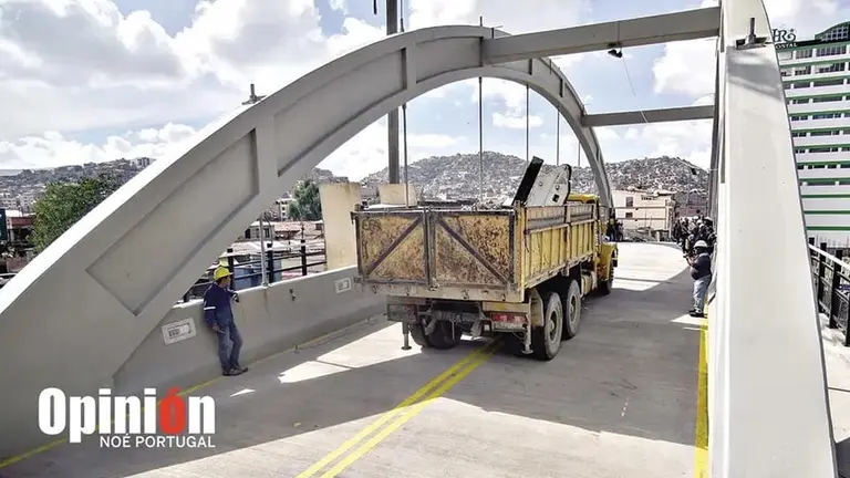 Plataforma repuesta en el puente de la avenida 6 de Agosto./ NO&Eacute; PORTUGAL