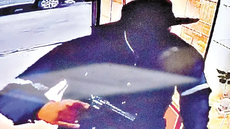 Uno de los delincuentes que asalt&oacute; la joyer&iacute;a./ NO&Eacute; PORTUGAL