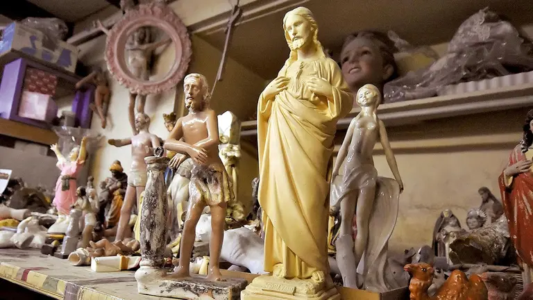 La clínica de muñecas atiende en la céntrica calle Colombia casi Oquendo, en &ldquo;Iconos, arte y restauración de imágenes&rdquo;./  DICO SOLÍS