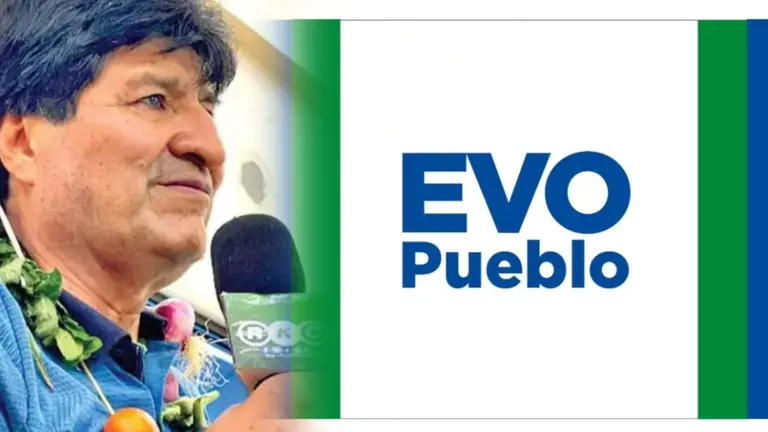 Evo Morales (i) y la nueva bandera y colores que identifican al Instrumento Pol&iacute;tico (d). COMPOSICI&Oacute;N