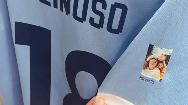 Jair Reinoso muestra el detalle especial en la camiseta aurorista. INSTAGRAM JAIR REINOSO.