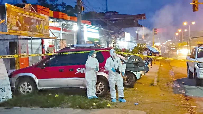 Investigadores procesan la escena del crimen en 
Ivirgarzama./ FACEBOOK ALEX AYLLON