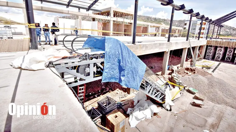 Construcci&oacute;n de la plaza de comidas en el recinto ferial./ DICO SOL&Iacute;S