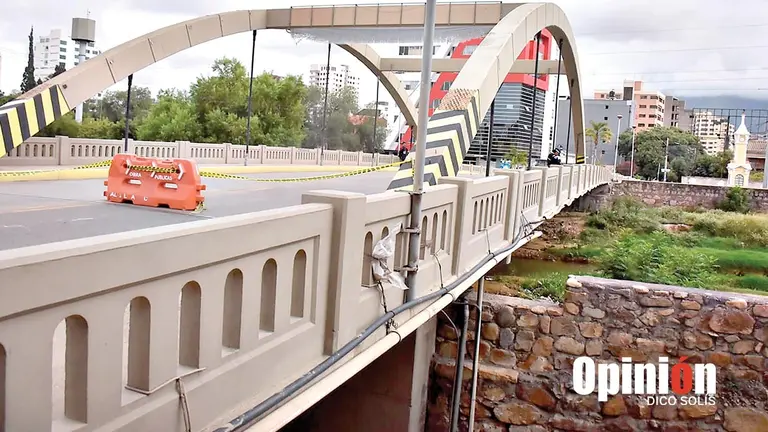 Cierre de una v&iacute;a del Puente Antezana, debido a un choque/ DICO SOLIS