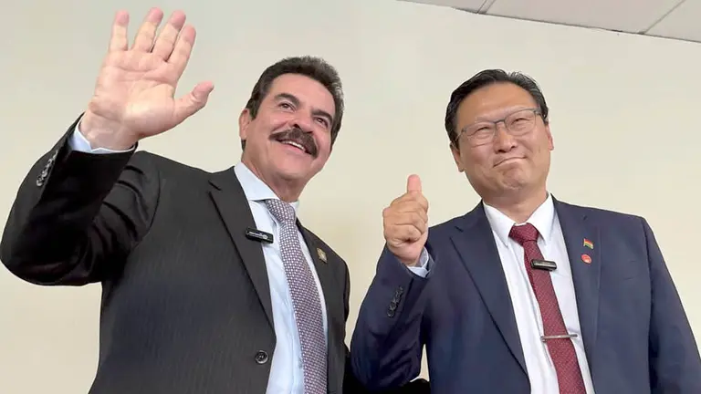 Los precandidatos Manfred Reyes Villa y Chi Hyun Chung./ APG