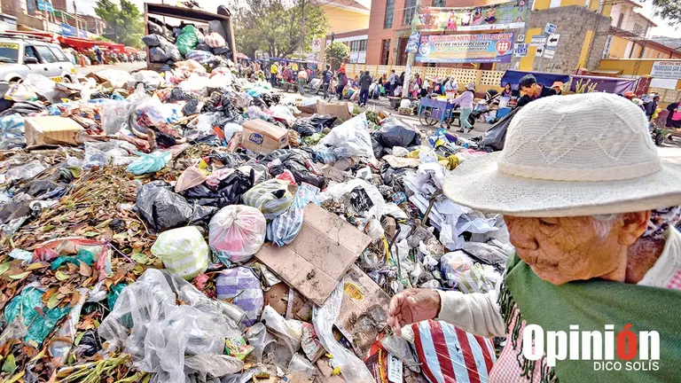Un contenedor de basura colapsado en inmediaciones a La Pampa de Cochabamba./ DICO SOL&Iacute;S