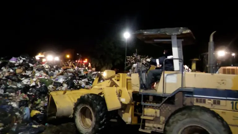 Maquinaria pesada de la Alcald&iacute;a procede a la limpieza de la ciudad, tras varios d&iacute;as de bloqueo del botadero de K'ara K'ara. GAMC