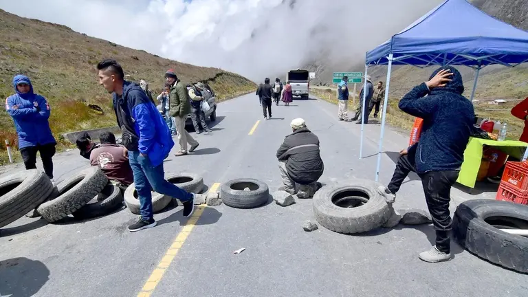 Punto del bloqueo de choferes de la Federaci&oacute;n Regional de Transporte Yungas La Paz./ APG