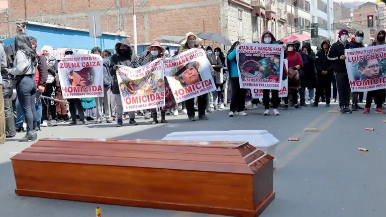 Familiares de los fallecidos en el conflicto minero en la comunidad de Yani (Sorata, provincia Larecaja), exigen justicia y dar con los responsables./ APG