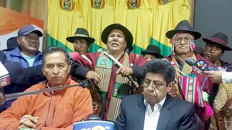 Vocales del TED de La Paz junto a dirigentes de la federación de campesinos./ ERBOL