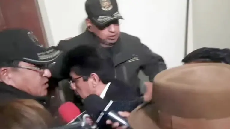 Vocales del TED de La Paz salen del Paraninfo de la UPEA./ ERBOL