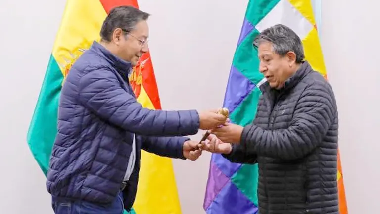 El presidente Luis Arce entrega del Bastón de Mando al vicepresidente, David Choquehuanca./ OXIGENO.BO