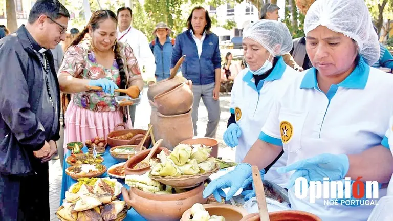 Expositoras con los platos t&iacute;picos de Semana Santa, en la plaza 14 de Septiembre./ NO&Eacute; PORTUGAL