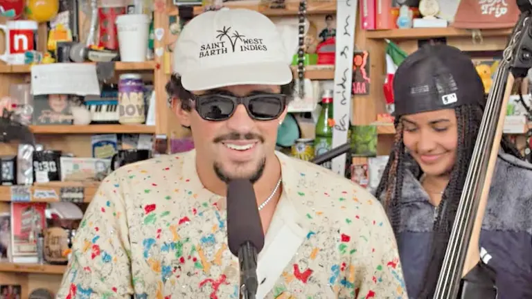 Bad Bunny durante su presentaci&oacute;n en el Tiny Desk./ CAPTURA DE VIDEO NPR MUSIC