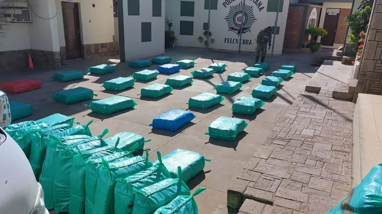 Los paquetes de marihuana secuestrados durante el operativo en Sipe Sipe, Cochabamba. CORTES&Iacute;A