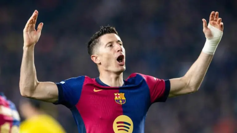 Robert Lewandowski, festeja su doblete al Dortmund. FACEBOOK FC BARCELONA.