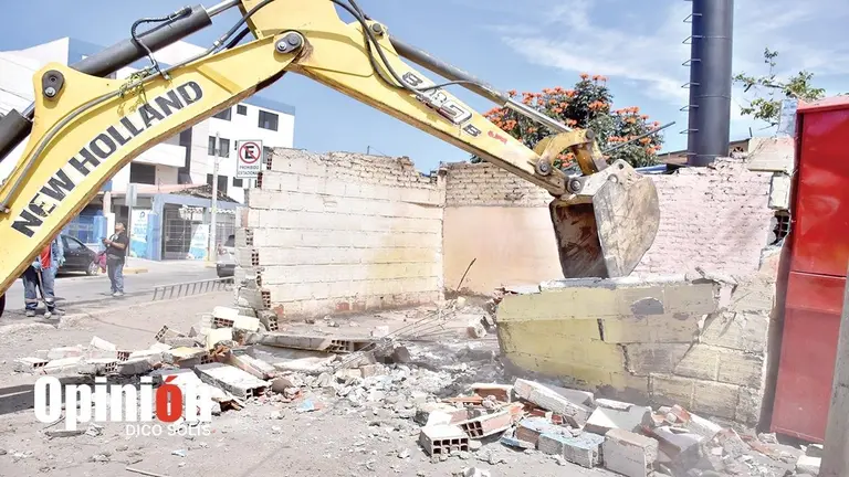 Uso de maquinaria pesada para la demolici&oacute;n de la obra irregular./ DICO SOL&Iacute;S