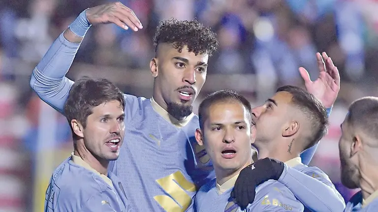 Bol&iacute;var gole&oacute; a Sporting Cristal en el Siles./ APG
